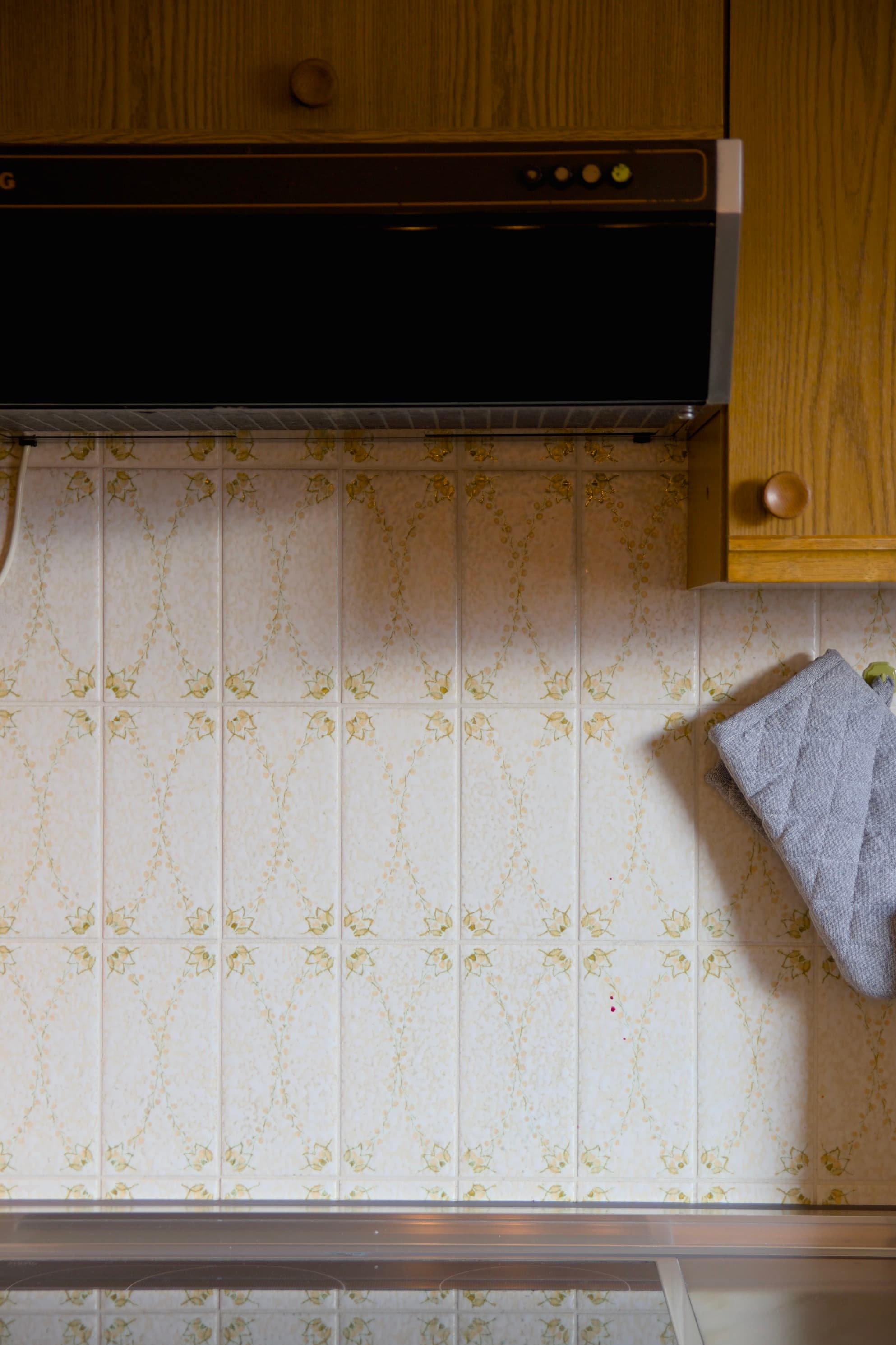 Herd mit Abzugshaube – Retro-Küche Ferienwohnung Allgäu