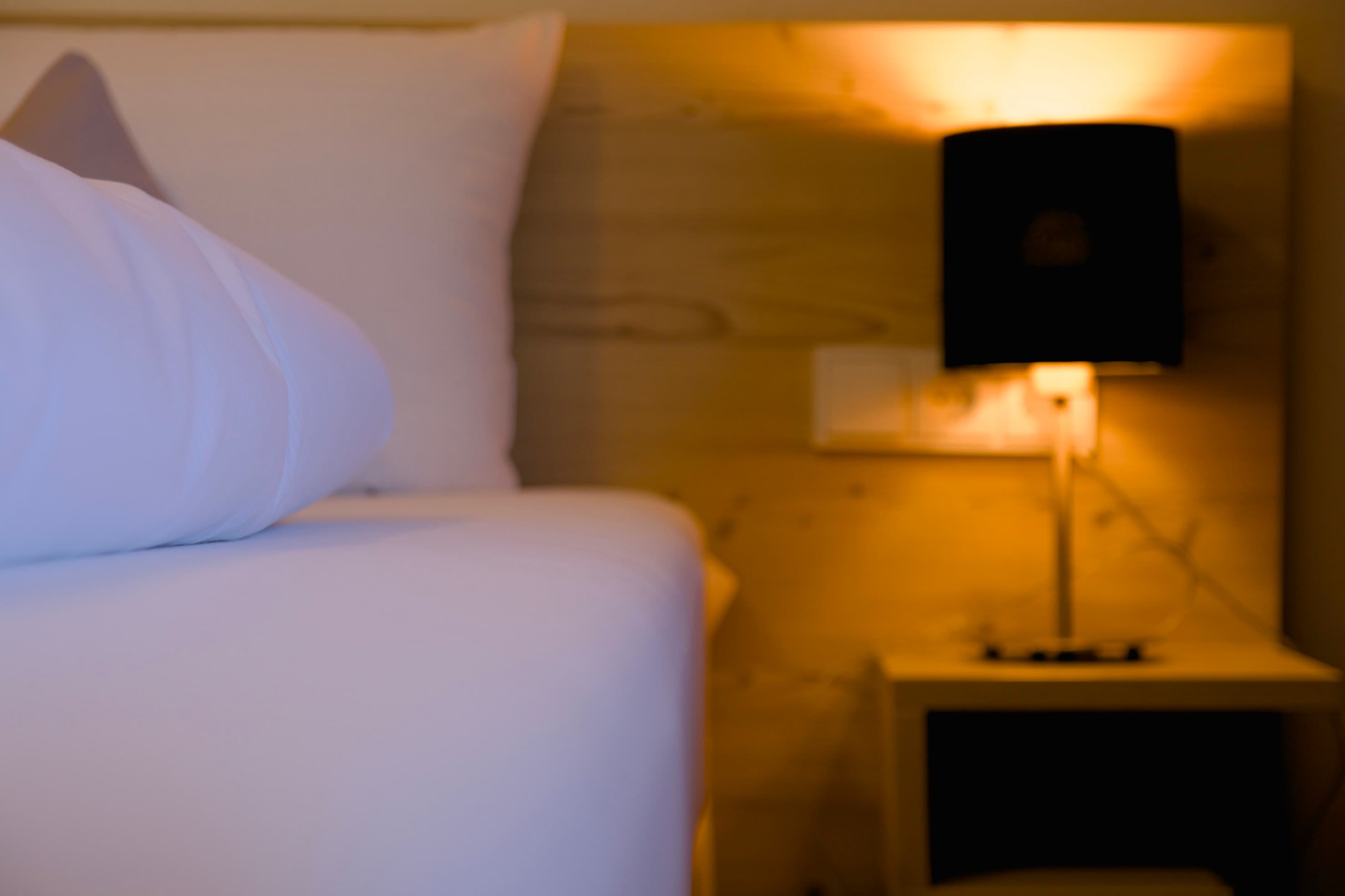 Nachttisch im Schlafzimmer – Ferienwohnung Allgäu